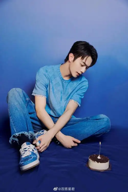 许凯28岁生日写真#@许凯soso最新生日写真来了,蓝色主题文艺清新