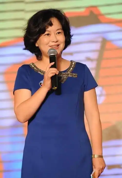 央视主持人鞠萍近照曝光,体态丰盈面色红润,在岗30年依旧不老