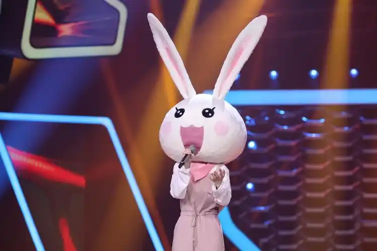 "小了白了兔"挂泪揭面铁娘子张韶涵送鼓励