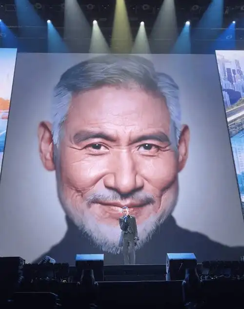 张学友61岁的状态很逼真,太阳穴和胡子都已经花白,眼角的鱼尾纹也很