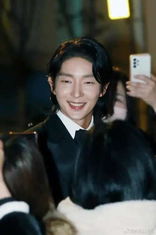 年男人不留一次中长发是违法吗感觉没有一个韩国男艺人逃得过这个发型