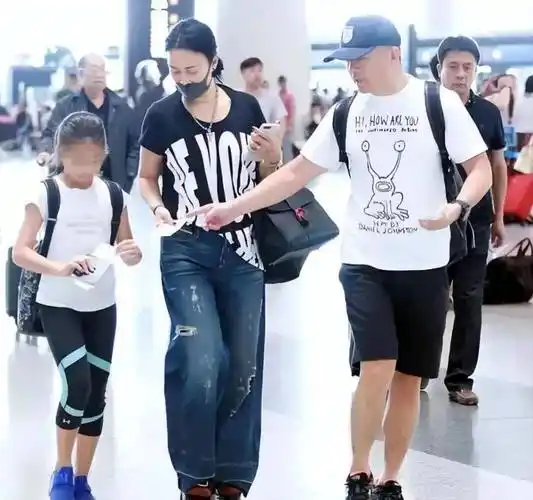 那英一家三口罕见合体走机场!