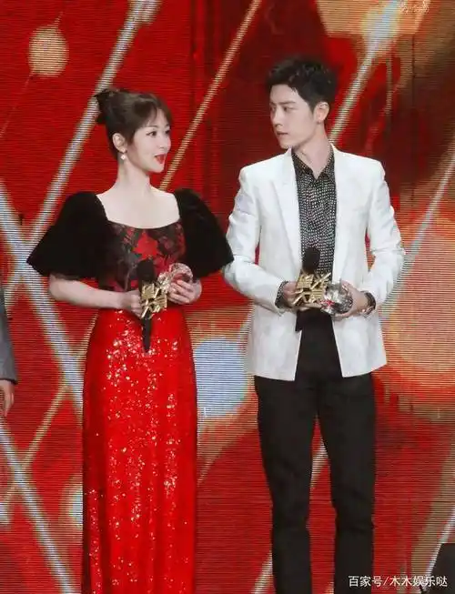 肖战杨紫共同出席微博之夜,王子和公主联手,《余生》才是心头爱_宣传