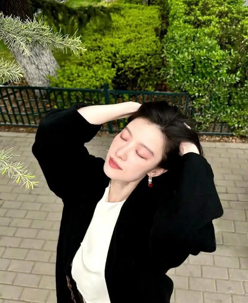 倪妮晒生活照#倪妮晒四宫格捧花自拍,状态也太好了,笑起来也太美丽了