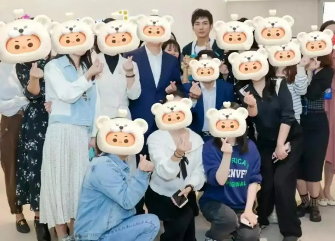 不老男神钟汉良曝近况,身形消瘦皱纹明显,模样帅气似酷小伙