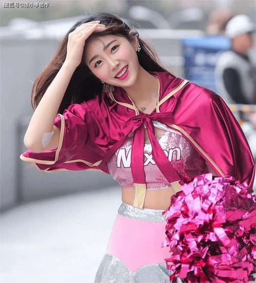 她容貌俏丽,皮肤白皙细嫩,双眼炯炯有神