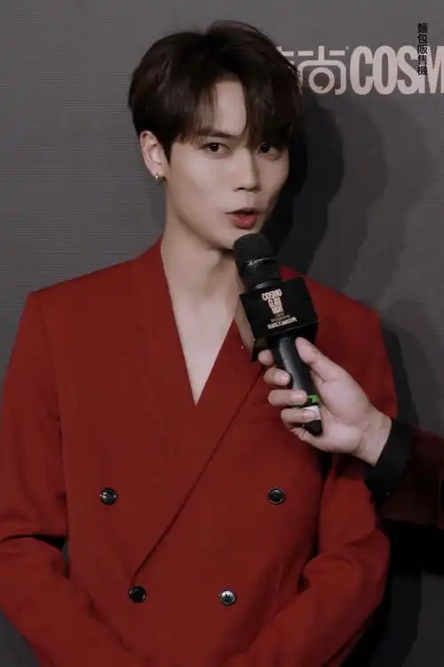 cosmo时尚美丽盛典##林彦俊枫叶红真空西装