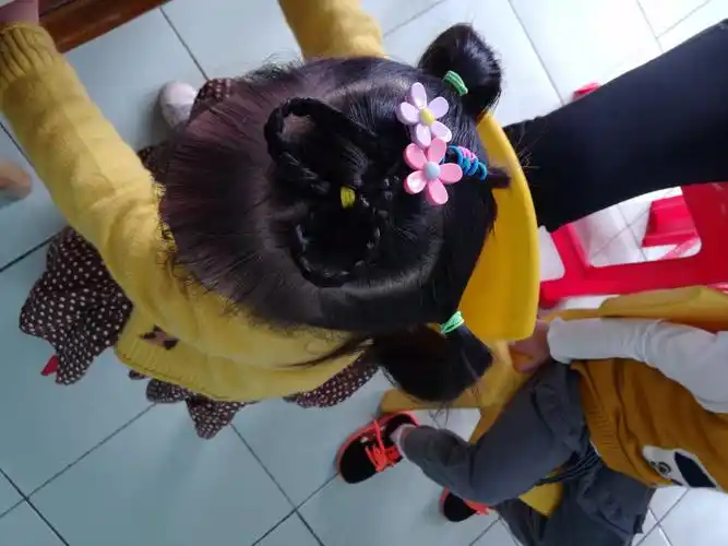 柳锌幼儿园保育员梳辫子技能比赛