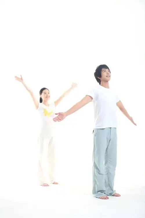 两个双手张开健身男女高清图片