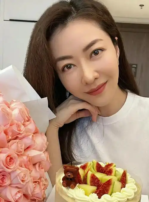 精致优雅的李念,美艳动人,温婉秀丽的写真照!__财经头条