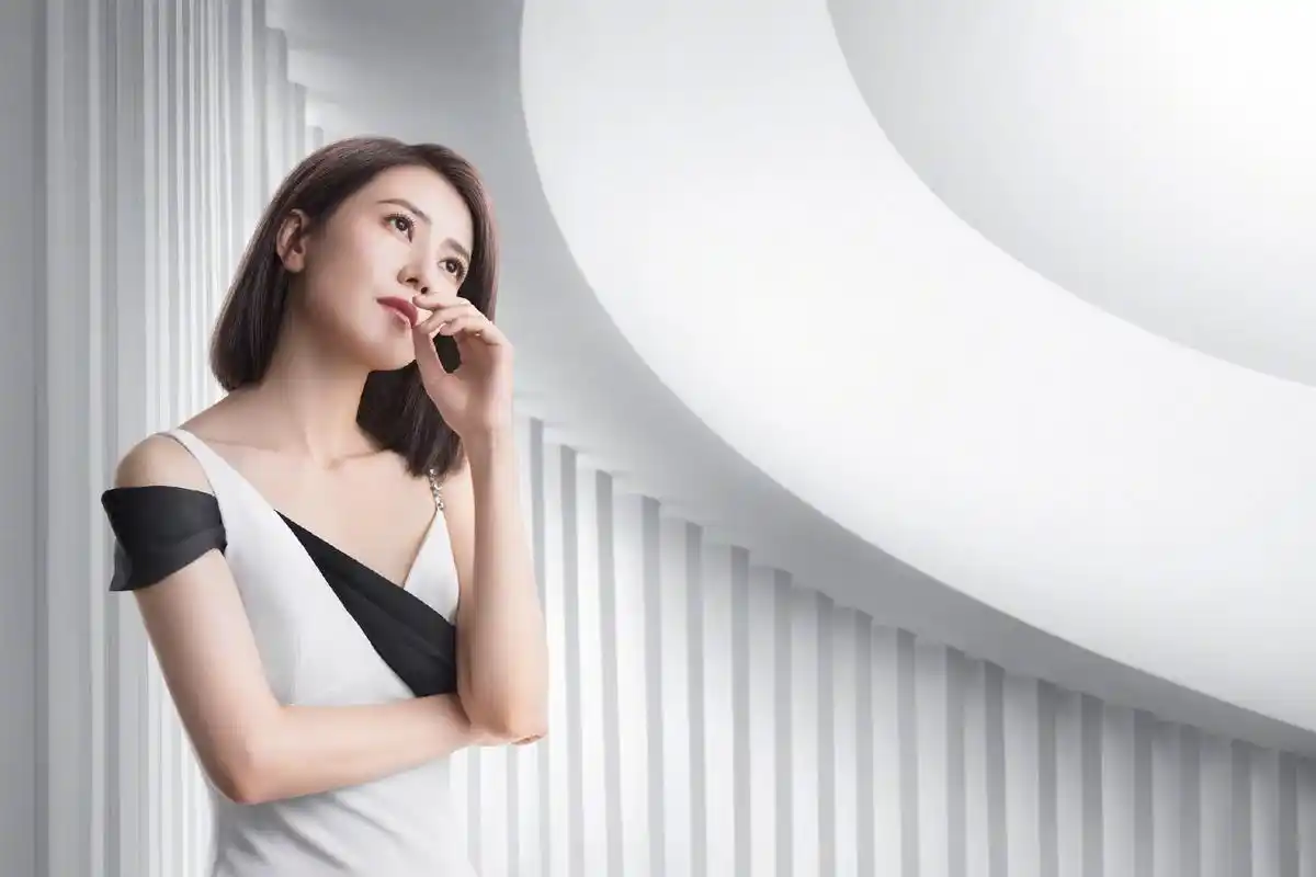 高圆圆罕见再露面,穿不规则吊带裙秀迷人锁骨,身材状态双在线