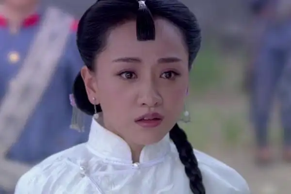 该剧讲述了督军沈虎失散多年的女儿沈凌雪与结拜姐妹吴翠翠一起到金城