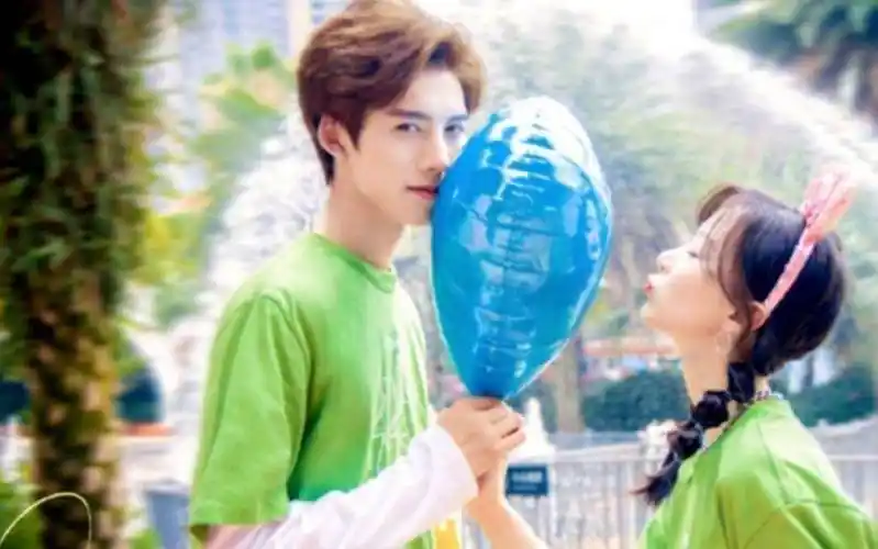 赵尧珂控诉男友邓超元,称其控制欲强还劈腿,女方背景显赫_女孩_电视