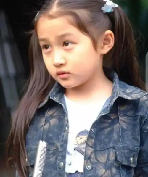 美女图集关晓彤22年颜值变化5岁时最惊艳