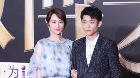 杨紫扑到张一山怀里,谁注意到了张一山的手?