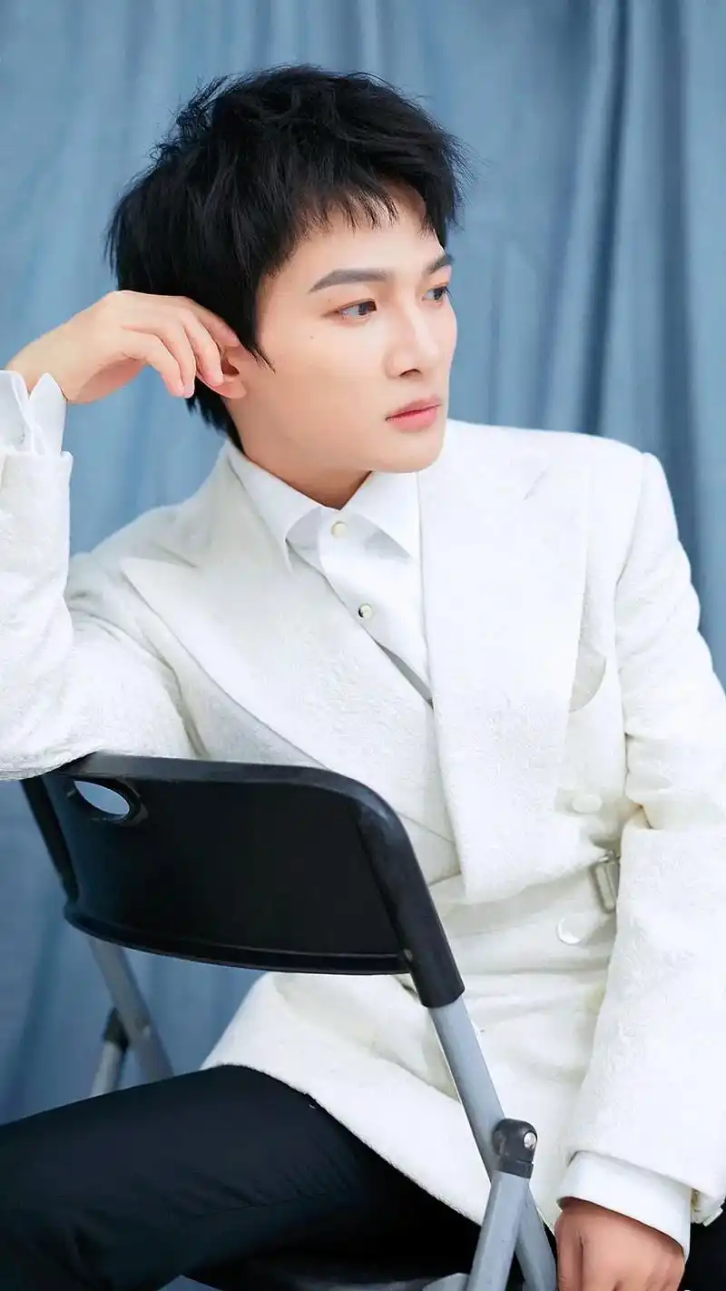 周深壁纸第3⃣️期|深哥轻松驾驭清爽短发.这个发型也超级帅啊 -