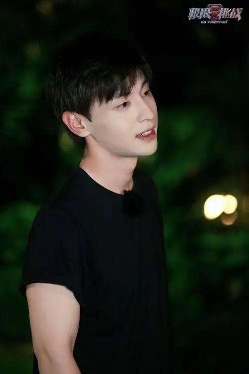 邓伦也太可爱了吧他皮肤怎么可以做到这么白这么细的