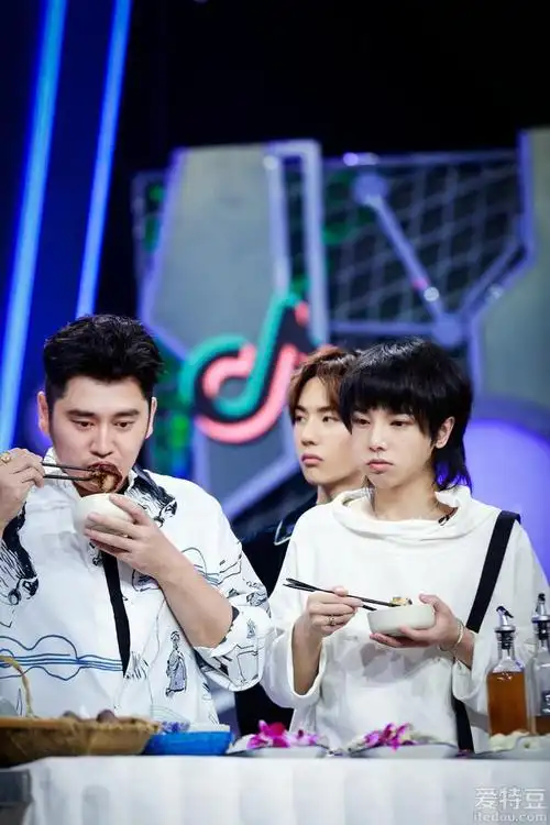 《天天向上》华晨宇王一博互放"狠话" _综艺_爱特豆