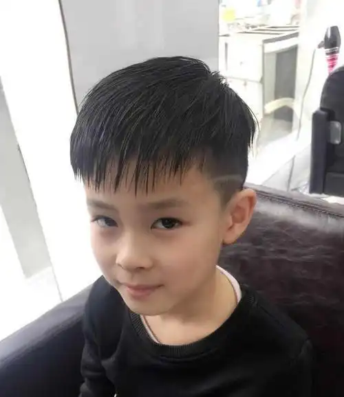 简单的刘海短发设计,两侧铲短清爽又时尚哦.