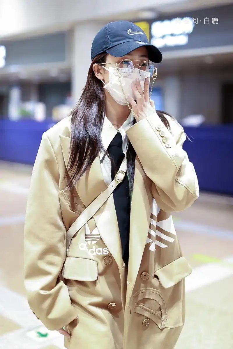 白鹿机场look一则,卡其色西服外套内搭衬衫,时尚感在线