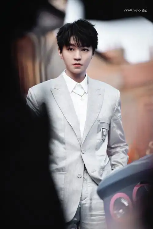 王俊凯灰色西装造型