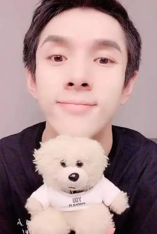 不过相信很多人都没看过李佳琦的素颜照吧!