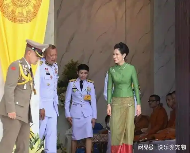 国王亮相, 桃花粉色超仙气, 将"星空"点缀在头上|贵妃|苏提达|泰国