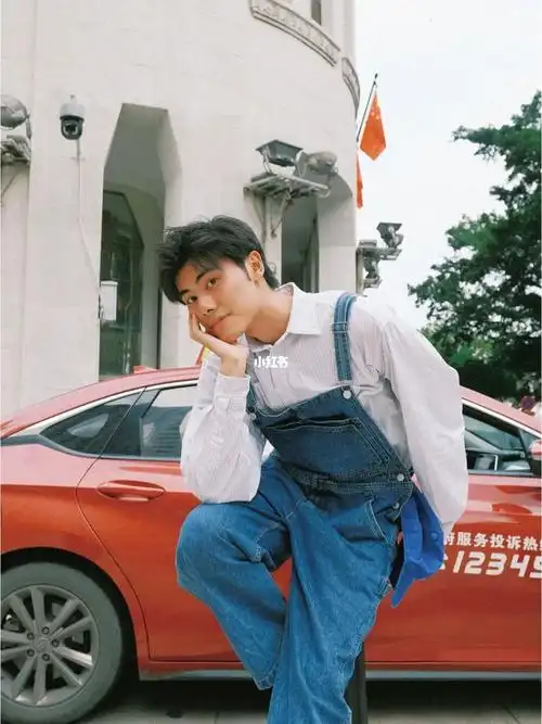 男生穿背带裤街拍少年感满满日系复古风