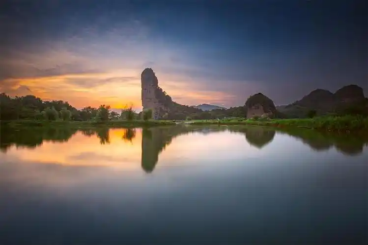 下一页 作品名称: 金枪峰  作品描述:   拍摄地点: 龙虎山舒家金枪峰