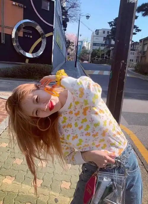 金泫雅晒歪头杀自拍,女神还真就是活泼可爱,这头歪的很清新靓丽_网易