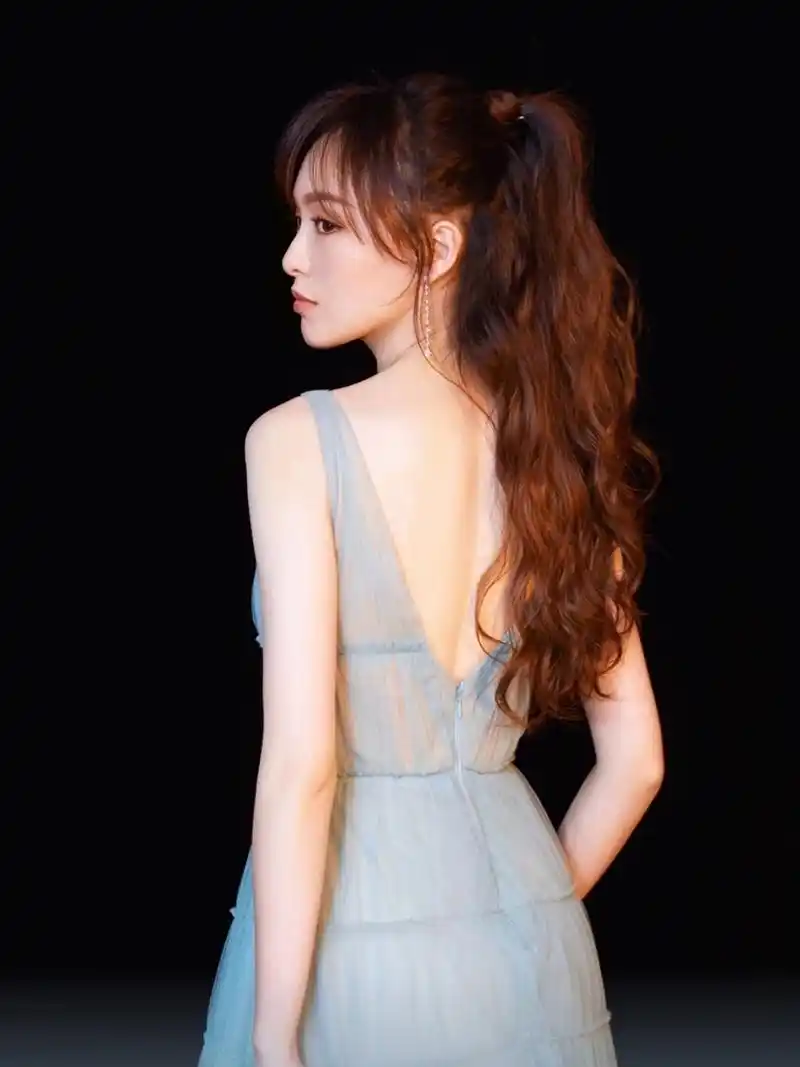 百变小天后——唐嫣 身材高挑,锥子脸,甜甜的小酒窝. #明星