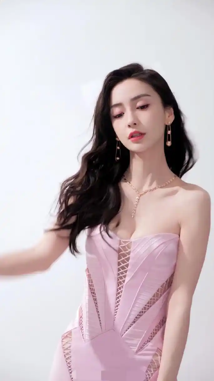 这次大美女杨颖的造型比较大胆,粉色深v透视薄纱长裙,性感妩媚而又