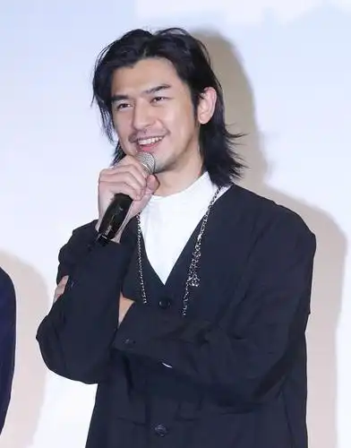 陈柏霖长发造型十分潇洒,与张榕容合影摆搞怪pose不忘绅士腿2月17日