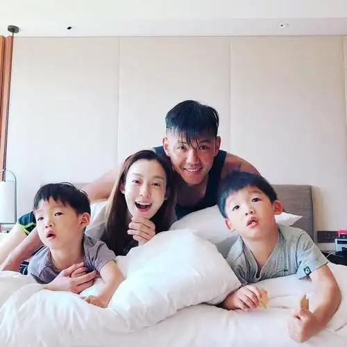 范玮琪一家四口