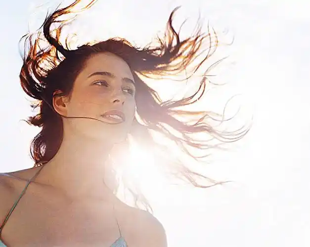 漂亮_女人_长_褐色_风吹_头发_看别处_高清图片_全景视觉