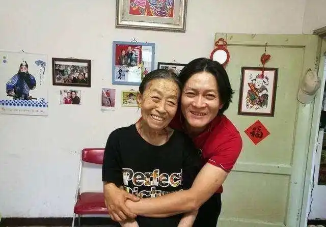 可怜80岁老人绯闻缠身,杨志刚晒和干妈张少华亲密合影