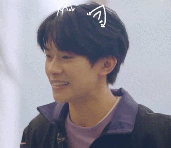 易烊千玺解锁可爱小表情 粉丝爱惨你画我猜游戏