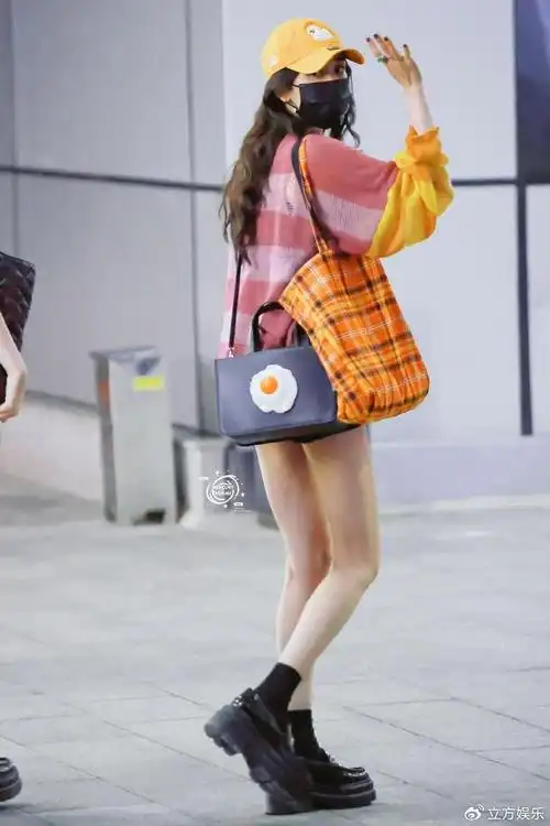 杨幂机场私服青春活泼多巴胺穿搭大秀美腿