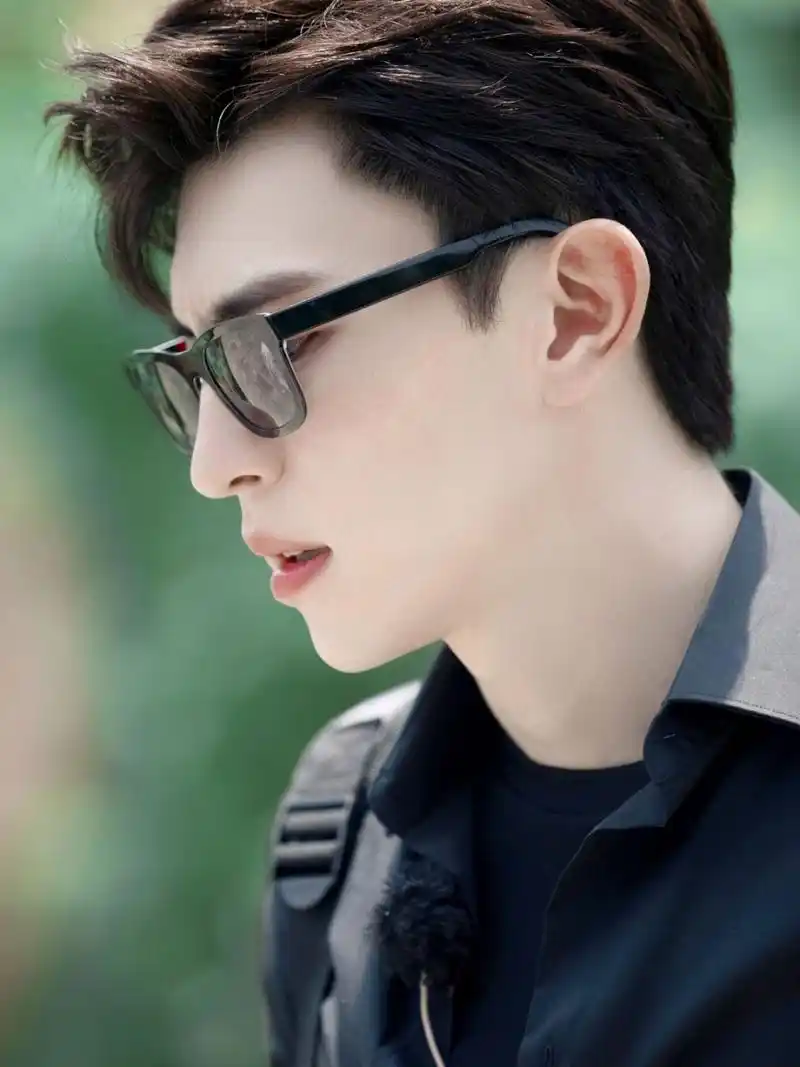 邓伦高清壁纸 不要因为别人的言论怀疑自己 也不要喜欢谁而看低自己