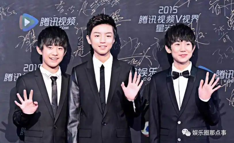 tfboys三小只身高差距越拉越大尴尬了合影时的王源