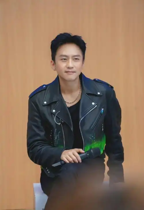 邓超回应早期照##邓超发文说昨天拍的谢谢