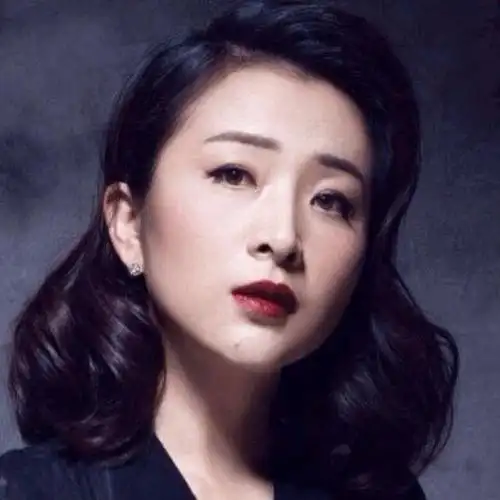 张嘉译两任妻子对比,看完前妻杜珺再看现任王海燕,差距大