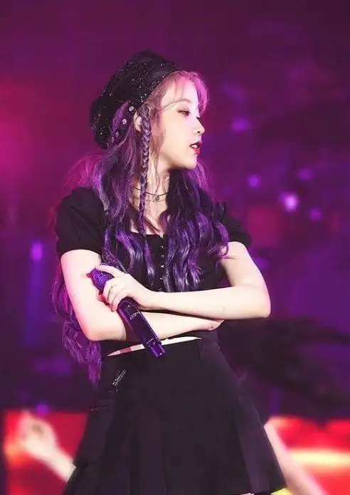 iu李知恩驾驭紫发造型,你觉得如何?