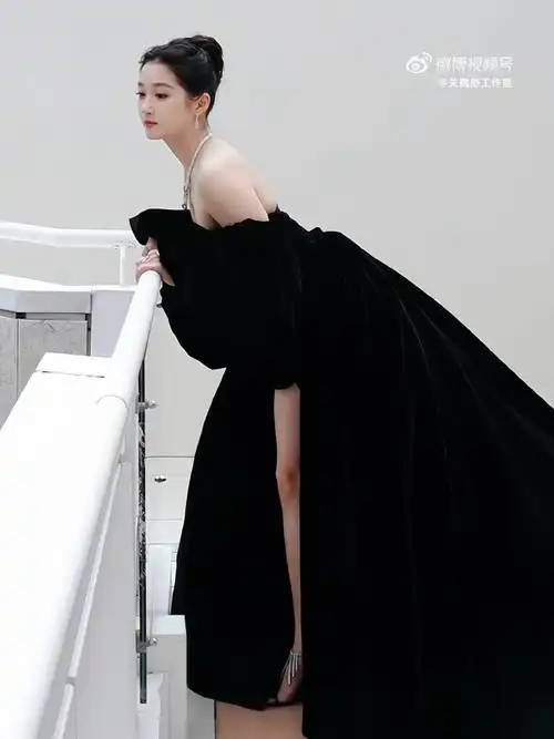 关晓彤 高跟美腿#关晓彤黑天鹅高定