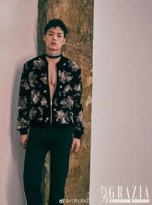 董又霖遭工作人员"调侃"长相高冷不爱说话 忙解释:是害羞!