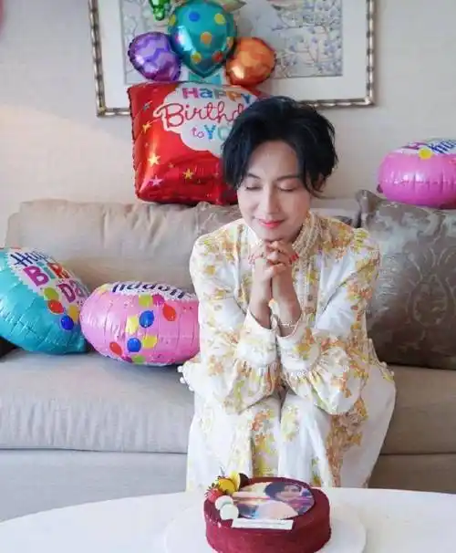 48岁朱茵晒生日美照灵气十足,与黄贯中的甜美爱情让人羡慕_状态_女儿