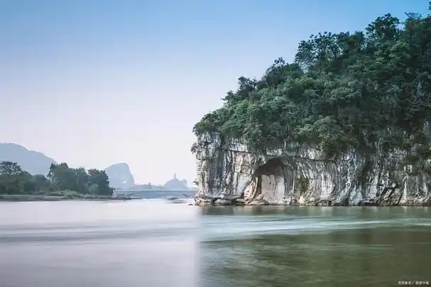 桂林市漓江风景名胜区是一个集山水风光,历史文化,民俗风情于一体的