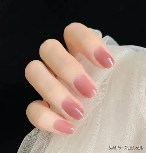 黄皮显手白的美甲颜色(什么颜色的指甲油显得手白)-心语百科