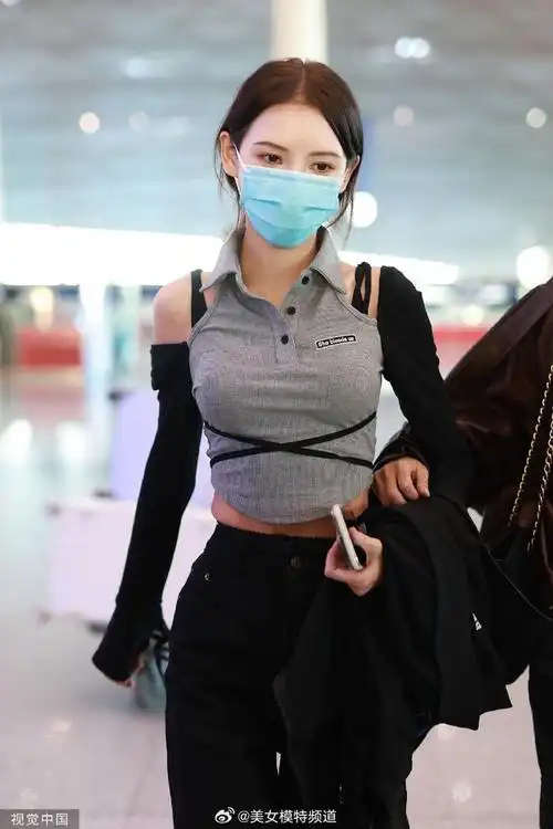 张予曦穿拼色上衣搭配黑色长裤 小露细腰休闲时尚身材好__财经头条