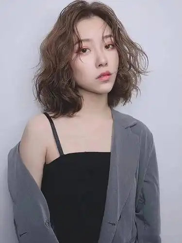 2021冬天你就差一款"慵懒法式蛋卷烫"_发型